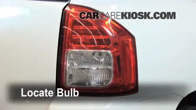 2011 Jeep Compass 2.4L 4 Cyl. Éclairage Feux de marche arrière (remplacer une ampoule)